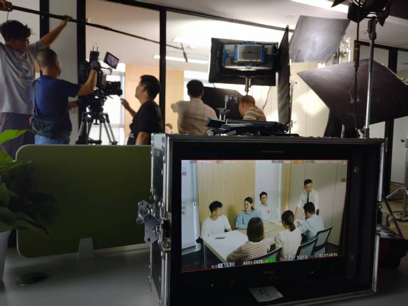泾川县TVC拍摄公司：科技产品视觉化大师，诠释未来感与功能美学